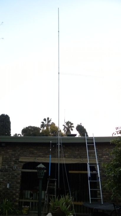 11 m Band Super J-Pole antenna centred at 27.500 MHz: Installation before wood mast is inserted